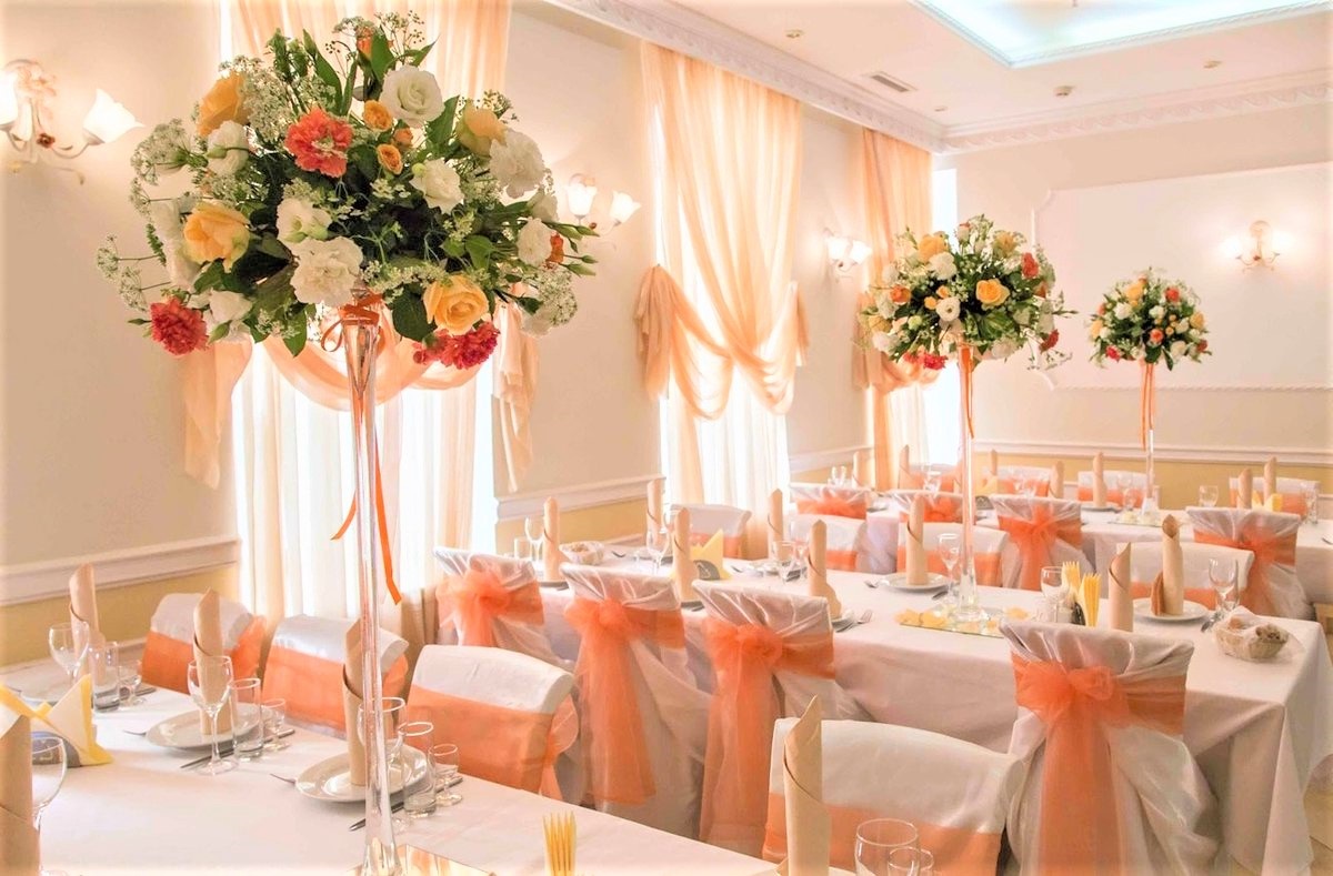 Украшение свадебного зала в персиковом цвете